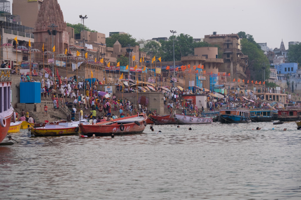 インド バラナシ ガンジス川でボートに乗ったらインドで一番見たかった光景が見れた とことこ ゆとりっぷ